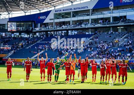 GENT, BELGIEN - AUGUST 28: Gaston Avila vom Royal Antwerp FC, Dinis Almeida vom Royal Antwerp FC, Ritchie De Laet vom Royal Antwerp FC, Jelle Bataille vom Royal Antwerp FC, Jean Butez vom Royal Antwerp FC, Toby Alderweireld vom Royal Antwerp FC, Anthony Valencia vom Royal Antwerp FC, Radja Nainggolan vom Royal Antwerp FC, Pieter Gerkens vom Royal Antwerp FC, Koji Miyoshi vom Royal Antwerp FC, Jurgen Ekkelenkamp vom Royal Antwerp FC, Samuel Vines vom Royal Antwerp FC und Christopher Scott vom Royal Antwerp FC feiern ihren Sieg mit ihren Unterstützern während des Jupiler Pro League-Spiels zwischen KAA Gen Stockfoto