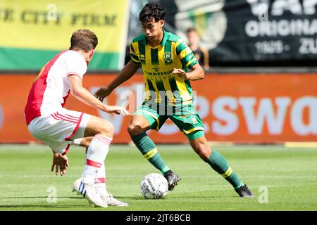 DEN HAAG, NIEDERLANDE - 28. AUGUST 2022: Oliver Aertssen von Ajax U23, Rafael Struick von ADO Den Haag während des niederländischen Keukenkampioendivisie-Spiels zwischen ADO Den Haag und Ajax U23 im Bingoal Stadion am 28. August 2012 in Den Haag, Niederlande (Foto: Hans van der Valk/Orange Picts) Stockfoto