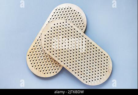 SADHU Boards zum Stehen auf Metallnägeln auf grauem Hintergrund, Draufsicht. Yoga und Meditationspraxis Konzept Stockfoto