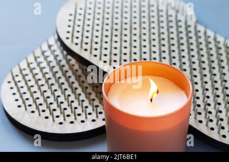 SADHU Bretter zum Stehen auf Metallnägeln mit brennender Kerze. Yoga und Meditationskonzept Stockfoto