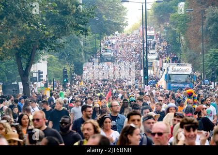 Notting Hill, London, Großbritannien. 28. August 2022. Der Notting Hill Carnival 2022. Der Karneval kehrt zum ersten Mal seit 2019 zurück. Am Kindertag füllen sich die Menschenmassen. Kredit: Matthew Chattle/Alamy Live Nachrichten Stockfoto