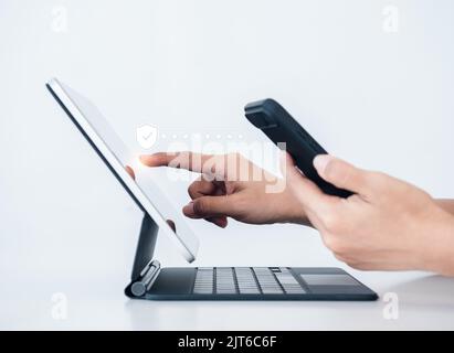 Zwei Schritte Authentifizierung oder 2FA Konzept. Virtuelles Schutzschild-Symbol beim Zugriff auf das Telefon mit Computer zur Kennwortvalidierung, Identitätsüberprüfung, Stockfoto
