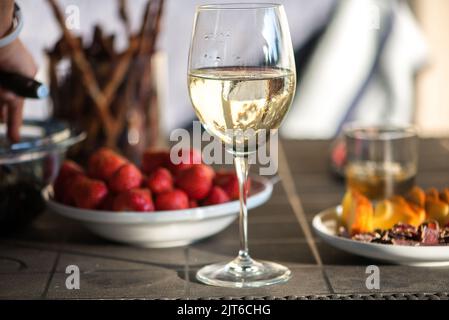 Das Glas köstlichen Sekt serviert mit der Erdbeere, close-up Stockfoto