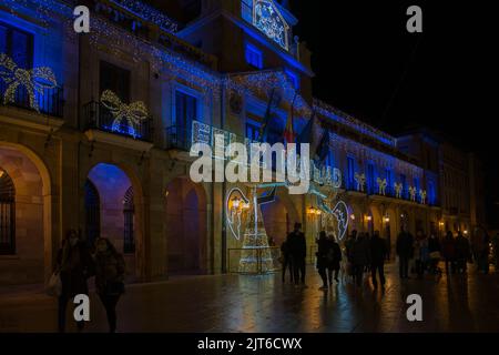Die Stadt Oviedo mit den traditionellen Weihnachtslichtern in der Nacht in Spanien Stockfoto