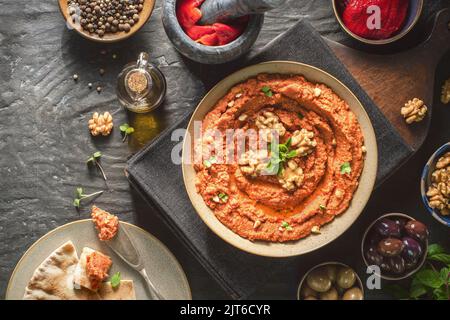 Arabische Küche: Nahöstlicher köstlicher Dip 'Muhammara'. Es ist eine herzhafte Walnuss und gerösteten roten Pfeffer Dip. Stockfoto