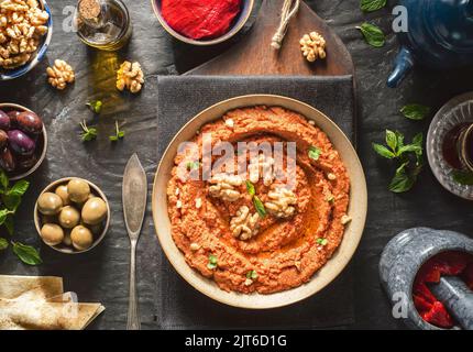 Arabische Küche: Nahöstlicher köstlicher Dip 'Muhammara'. Es ist eine herzhafte Walnuss und gerösteten roten Pfeffer Dip. Stockfoto