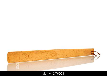 Ein hölzernes Schuhhorn, Makro, isoliert auf weißem Hintergrund. Stockfoto