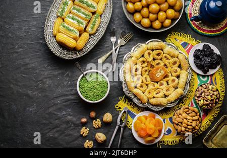 Arabische Küche: Desserts aus dem Nahen Osten. Köstliche Sammlung von traditionellen Ramadan Desserts. Serviert mit leckeren Nüssen, getrockneten Früchten, Honigsirup. Stockfoto