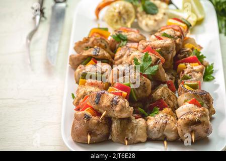 Arabische Küche, traditionelles gegrilltes Hähnchen, Shish Kebabs oder Shish Tawook auf Spießen. Nahaufnahme mit Kopierbereich. Stockfoto