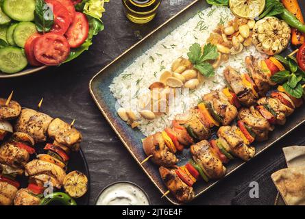 Arabische Küche; traditionelle Hühnchen-Shish-Kebabs oder Schisch-Tawook-Spieße. Draufsicht mit Nahaufnahme. Stockfoto