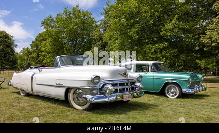 1953 Cadillac Eldorado & 1955 Chevrolet Bel Air auf der American Auto Club Rally of the Giants Stockfoto