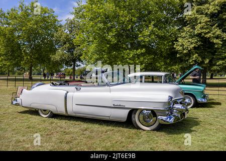 1953 Cadillac Eldorado & 1955 Chevrolet Bel Air auf der American Auto Club Rally of the Giants Stockfoto