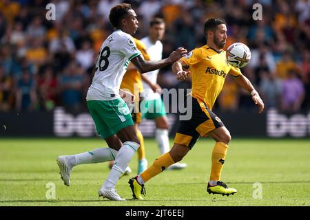 Joe Willock (links) von Newcastle United und Joao Moutinha von Wolverhampton Wanderers kämpfen während des Premier League-Spiels im Molineux Stadium in Wolverhampton um den Ball. Bilddatum: Sonntag, 28. August 2022. Stockfoto