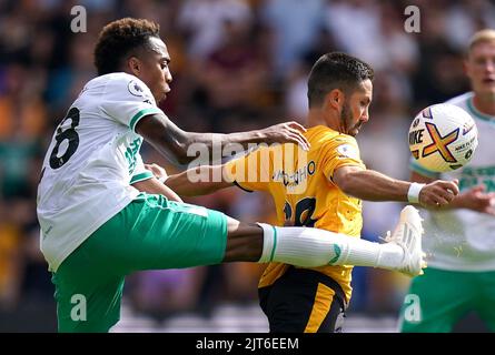 Joe Willock (links) von Newcastle United und Joao Moutinha von Wolverhampton Wanderers kämpfen während des Premier League-Spiels im Molineux Stadium in Wolverhampton um den Ball. Bilddatum: Sonntag, 28. August 2022. Stockfoto