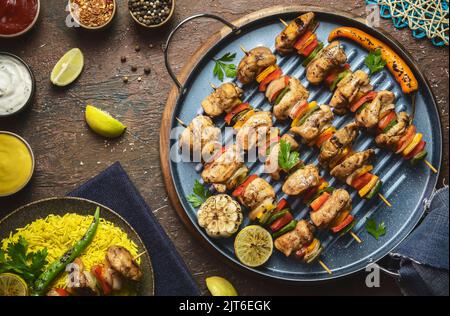 Arabische Küche; traditionelle Hühnchen-Shish-Kebabs oder Schisch-Tawook-Spieße. Draufsicht mit Nahaufnahme. Stockfoto