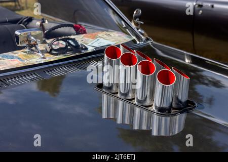 8 Auspuffrohre an der Motorhaube des Cadillac DeVille a1968 Stockfoto