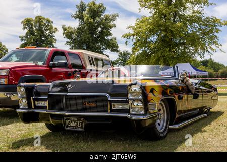 1968 Cadillac DeVille mit einem atemberaubenden, maßgefertigten Flammenanstrich, der auf der American Auto Club Rally of the Giants ausgestellt wurde Stockfoto