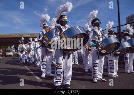 28. August 2022, London, England, Vereinigtes Königreich: Tänzer und Musiker beginnen den Eröffnungstag, als Notting Hill Carnival nach zwei Jahren Abwesenheit zurückkehrt. Der jährliche Karneval feiert die karibische Kultur und zieht über eine Million Besucher an. (Bild: © Vuk Valcic/ZUMA Press Wire) Stockfoto