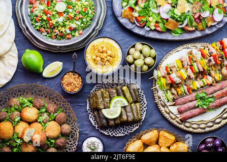 Arabische Küche; traditionelle Gerichte aus dem Nahen Osten. Draufsicht mit Nahaufnahme. Halal Food-Konzept. Stockfoto
