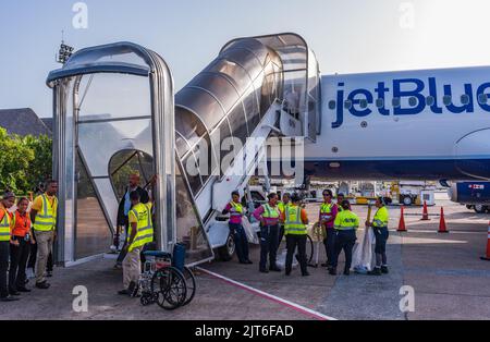 Punta Cana/ Dominikanische Republik - 10. Juni 2016: Auf dem Asphalt erwartet JetBlue-Passagiere die Flughafensicherheit. Stockfoto