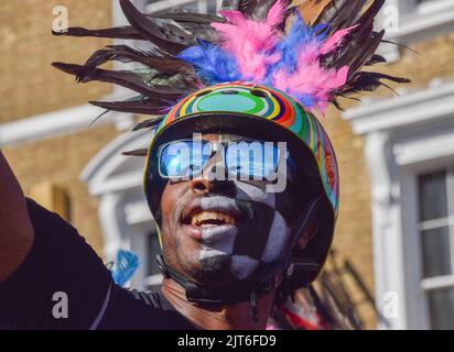 28. August 2022, London, England, Vereinigtes Königreich: Ein Teilnehmer am Eröffnungstag, als Notting Hill Carnival nach einer zweijährigen Abwesenheit zurückkehrt. Der jährliche Karneval feiert die karibische Kultur und zieht über eine Million Besucher an. (Bild: © Vuk Valcic/ZUMA Press Wire) Stockfoto