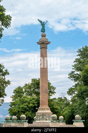 West Point, NY - USA - 26. Aug 2022: Vertikale Ansicht des Battle Monument, eines großen toskanischen Säulendenkmals am Trophy Point in den Vereinigten Staaten Stockfoto