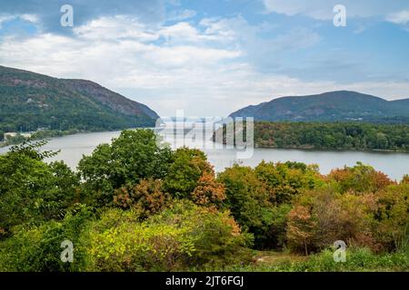 West Point, NY - USA - 26. Aug 2022: Landschaftsansicht von Trophy Point, einem malerischen Blick auf das Hudson River Valley am West Point, New Yorky Stockfoto