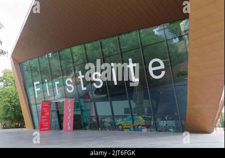 Firstsite Colchester, Museum des Kunstfonds des Jahres 2021. Es ist eine Organisation für zeitgenössische bildende Kunst, die in einem Gebäude untergebracht ist, das von Rafael Vinoly entworfen wurde Stockfoto