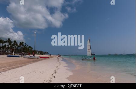 Punta Cana/ Dominikanische Republik - 10. Juni 2016: Segelbootausflug erwartet Touristen. Stockfoto