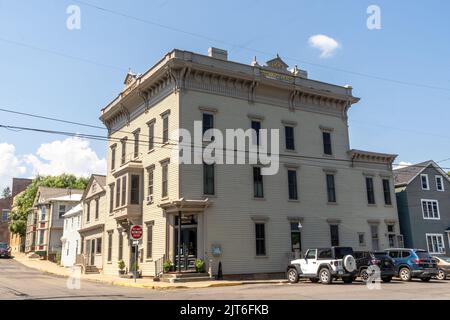 Athens, NY - USA - 4. Aug 2022 Horizontale Ansicht des Eingangs zum Steward House, einem historischen Boutique-Hotel am Ufer von Athen. Stockfoto