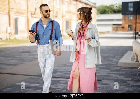 Junge Hipster hängen im Freien in der Nähe des Büros zusammen Stockfoto