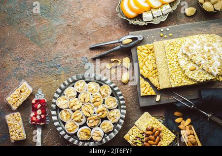 Sorten von traditionellen Süßigkeiten und Süßigkeiten zur Feier des „Geburtstags des Propheten Muhammad“. Draufsicht mit Kopierbereich. Stockfoto