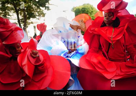 Darsteller während der Kinderparade am Familientag beim Notting Hill Carnival in London, der nach zwei Jahren, nachdem er von der Pandemie vereitelt wurde, zum ersten Mal auf die Straße zurückkehrte. Bilddatum: Sonntag, 28. August 2022. Stockfoto