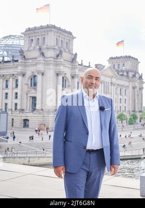 28. August 2022, Berlin: Omid Nouripour ( Bündnis 90/die Grünen), Bundesvorsitzender seiner Partei, steht während des ARD-Sommerinterviews auf der Terrasse des Marie-Elisabeth-Lüders-Hauses. Foto: Annette Riedl/dpa Stockfoto