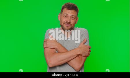 Komm zu mir, ich will dich umarmen. Ein hübscher junger Mann spreizte die Hände und umarmte Euch. Angenehmer Ausdruck, Liebesgefühle. Erwachsene männlich Kerl isoliert allein auf Chroma-Schlüssel Studio Hintergrund drinnen Stockfoto