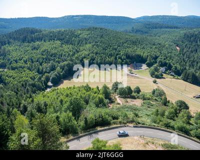 Auto in den vogesen Landschaft vom Felsen des dabo in frankreich gesehen Stockfoto