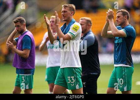 Dan Burn (Mitte) von Newcastle United und seine Teamkollegen applaudieren den Auswärtsspannern nach dem letzten Pfiff im Premier League-Spiel im Molineux Stadium in Wolverhampton. Bilddatum: Sonntag, 28. August 2022. Stockfoto