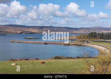 Wunderschöne sonnige Aussicht auf die malerische Landschaft zweier schottischer Inseln: Die wilde Isle of Skye in der Ferne und die Isle of Raasay in Schottland Stockfoto