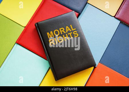 Bücher und Bücher über die moralischen Rechte an ihnen. Stockfoto