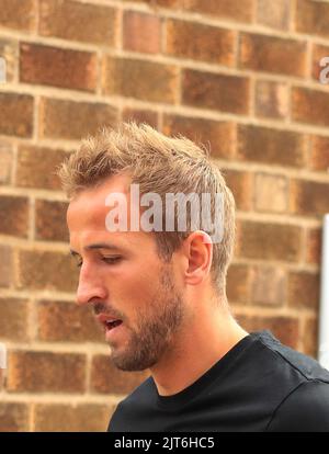 Nottingham, Großbritannien. 28. August 2022. 28.. August 2022; The City Ground, Nottingham, Nottinghamshire, England; Premier League Football, Nottingham Forest versus Tottenham : Harry Kane von Tottenham Hotspur kommt auf dem City Ground an, dem Heimstadion von Nottingham Forest Credit: Action Plus Sports Images/Alamy Live News Stockfoto