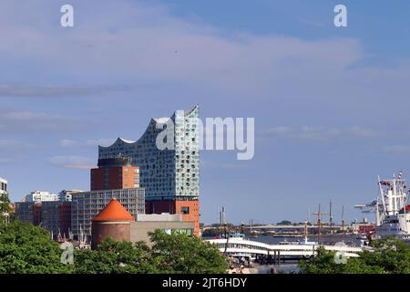 Hamburg, Deutschland - 27. August 2022: Blick auf die Hamburger Elbphilharmonie im Hafen Stockfoto