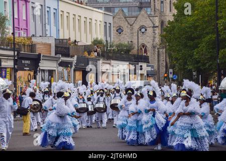 London, Großbritannien. 28.. August 2022. Tänzer und Musiker beginnen die Parade am Eröffnungstag, während der Notting Hill Carnival nach einer zweijährigen Abwesenheit zurückkehrt. Kredit: Vuk Valcic/Alamy Live Nachrichten Stockfoto