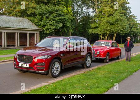 2017 Red JAGUAR F-PACE R-Sport AWD 1999cc 8-Gang-Automatikgetriebe; alte und neue britische Jaguar Fahrzeuge kommen auf der jährlichen Stanley Park Classic Car Show in den Ital Gardens an. Stanley Park Classics Yesteryear Motor Show, veranstaltet von Blackpool Vintage Vehicle Preservation Group, Großbritannien. Stockfoto