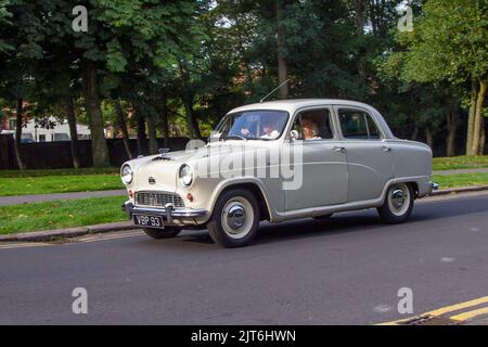 1956 50s Fifties Grey AUSTIN A50 CAMBRIDGE 1500cc Benzinlimousine; Ankunft auf der jährlichen Stanley Park Classic Car Show in den Ital Gardens. Stanley Park Classics Yesteryear Motor Show, veranstaltet von Blackpool Vintage Vehicle Preservation Group, Großbritannien. Stockfoto