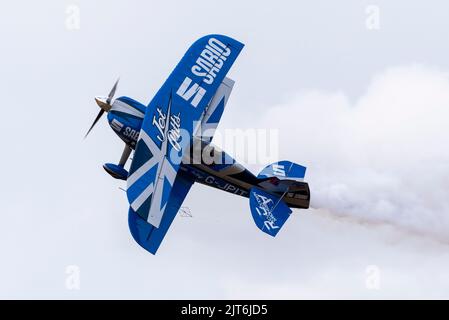 Flugplatz Little Gransden, Bedfordshire, Großbritannien. 28. August 2022. Die Little Gransden Airshow findet auf einem kleinen, grünen Landeplatz in Bedfordshire statt, wobei die Mittel an lokale Wohltätigkeitsorganisationen und die BBC Children in Need gehen. Die Show bestand auch aus Kampfflugzeugen aus dem Zweiten Weltkrieg und Kunstflugzeugen. Pitts Special. Pitts S-2SE Special G-JPIT von Rich Goodwin Airshows Stockfoto