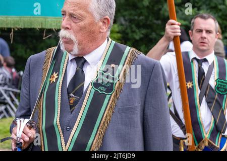 Mitglieder der Stranocum Royal Black Preceptory No. 1106, die auf der Co. Antrim Grand Black Chapter Demonstration. Ballyclare, Großbritannien - 28. August 2022. Stockfoto