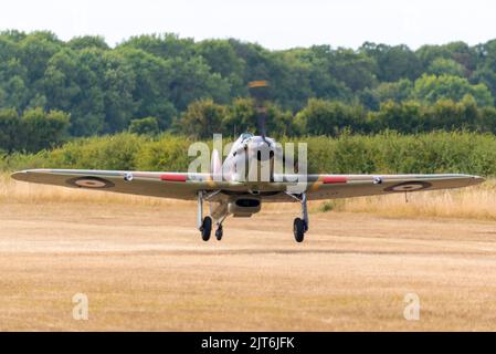 Flugplatz Little Gransden, Bedfordshire, Großbritannien. 28. August 2022. Die Little Gransden Airshow findet auf einem kleinen, grünen Landeplatz in Bedfordshire statt, wobei die Mittel an lokale Wohltätigkeitsorganisationen und die BBC Children in Need gehen. Die Show bestand auch aus Kampfflugzeugen aus dem Zweiten Weltkrieg und Kunstflugzeugen. Hawker der Hikan MkI V7497 nimmt ab Stockfoto