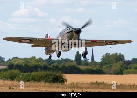 Flugplatz Little Gransden, Bedfordshire, Großbritannien. 28. August 2022. Die Little Gransden Airshow findet auf einem kleinen, grünen Landeplatz in Bedfordshire statt, wobei die Mittel an lokale Wohltätigkeitsorganisationen und die BBC Children in Need gehen. Die Show bestand auch aus Kampfflugzeugen aus dem Zweiten Weltkrieg und Kunstflugzeugen. Hawker der Hikan MkI V7497 nimmt ab Stockfoto