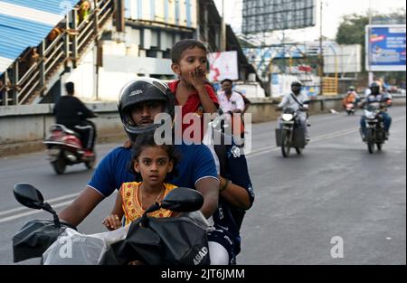 Mumbai, Maharashtra, Indien. 28. August 2022. Ein Fahrradfahrer, der einen Helm trägt, riskiert das Leben seiner Familie, indem er seinen Kindern und seiner Frau keinen Helm in Mumbai, Indien, 28. August 2022, zur Verfügung stellt. (Bild: © Indranil Aditya/ZUMA Press Wire) Bild: ZUMA Press, Inc./Alamy Live News Stockfoto