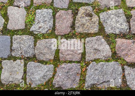 Kopfsteinpflaster der Altstadt Textur Hintergrund Herbst, Ansicht von oben. Steinstraße oder Granit Gehweg. Alte Straße Kopfsteinpflaster als Hintergrund. Abstract V Stockfoto